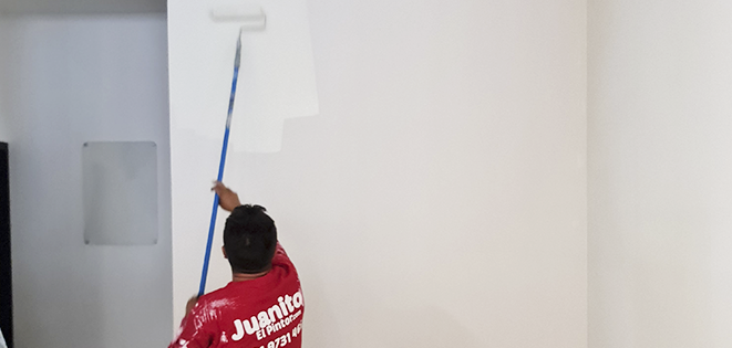 Pintores en Monterrey pintando pared blanca
