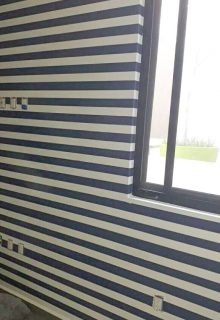 diseño de pintura de rayas azules con blanco en la pared de una habitación hecha por un pintor de casas