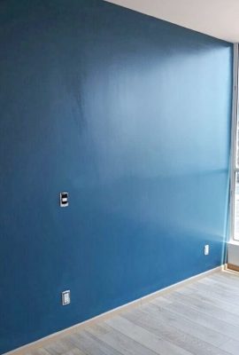 pared de una habitación pintada de azul por un pintor de casas